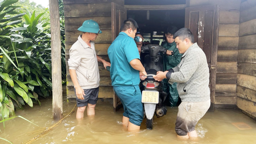 Các lực lượng hỗ trợ người dân xã Đại Lào ứng phó với mưa bão