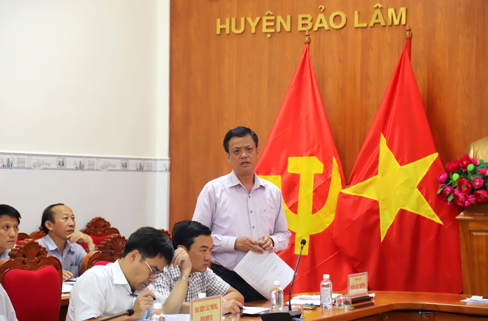 : Phó Chủ tịch UBND huyện Bảo Lâm Đồng Văn Trường báo cáo tại buổi làm việc