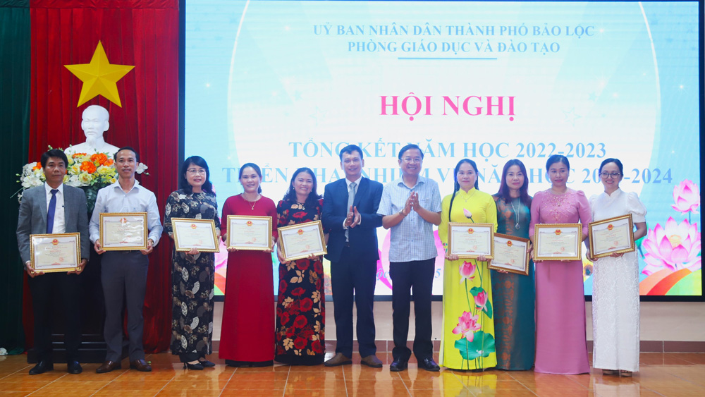 Các cá nhân đạt thành tích xuất sắc nhận khen thưởng của Chủ tịch UBND TP Bảo Lộc