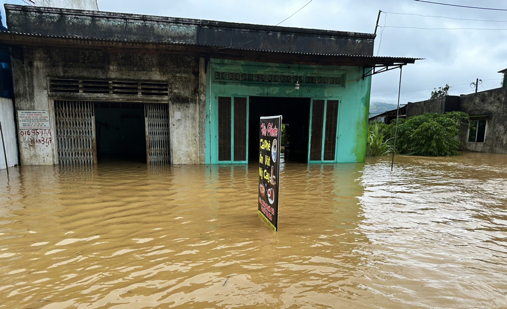 Nhà người dân trên địa bàn xã Đại Lào bị nước ngập sâu đã được di dời đến nơi an toàn
