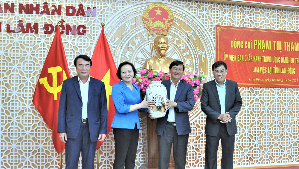 Bộ trưởng Nội vụ Phạm Thị Thanh Trà trao vật phẩm lưu niệm cho lãnh đạo tỉnh Lâm Đồng  
