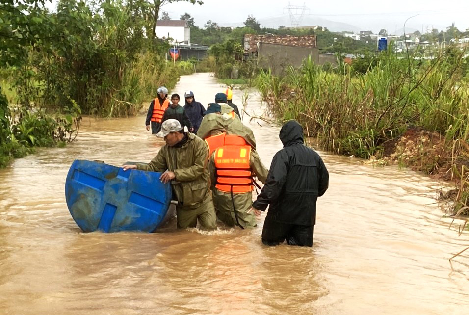 Lực lượng quân đội, công an, dân quân giúp người dân xã Lộc Châu ứng phó với mưa lớn, ngập lụt