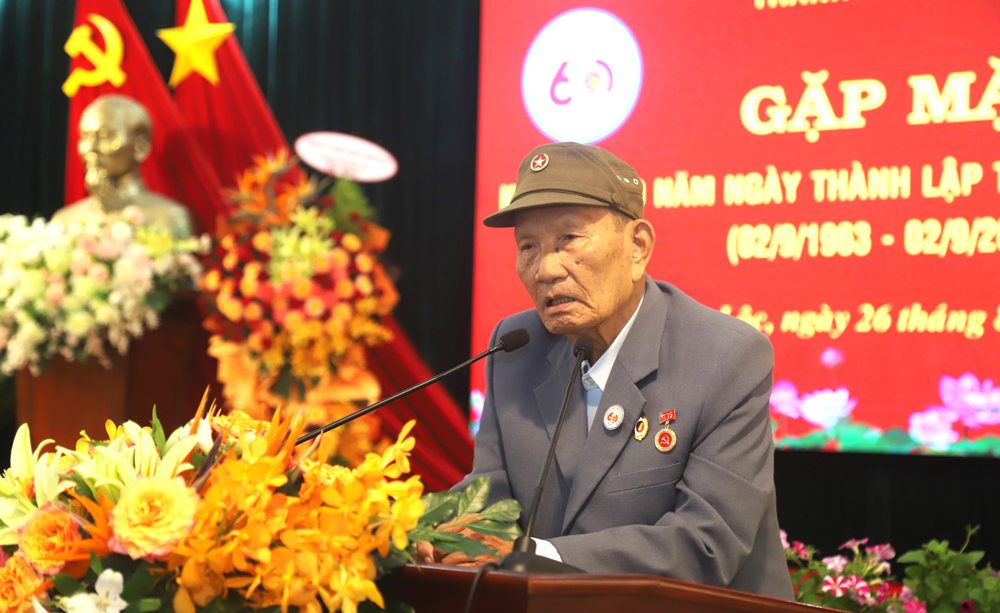 Đại tá Trần Tấn Công (94 tuổi, nguyên Thị đội trưởng Thị đội B’Lao) chia sẽ những kỷ niệm không thể nào quên trong cuộc kháng chiến chống Mỹ cứu nước