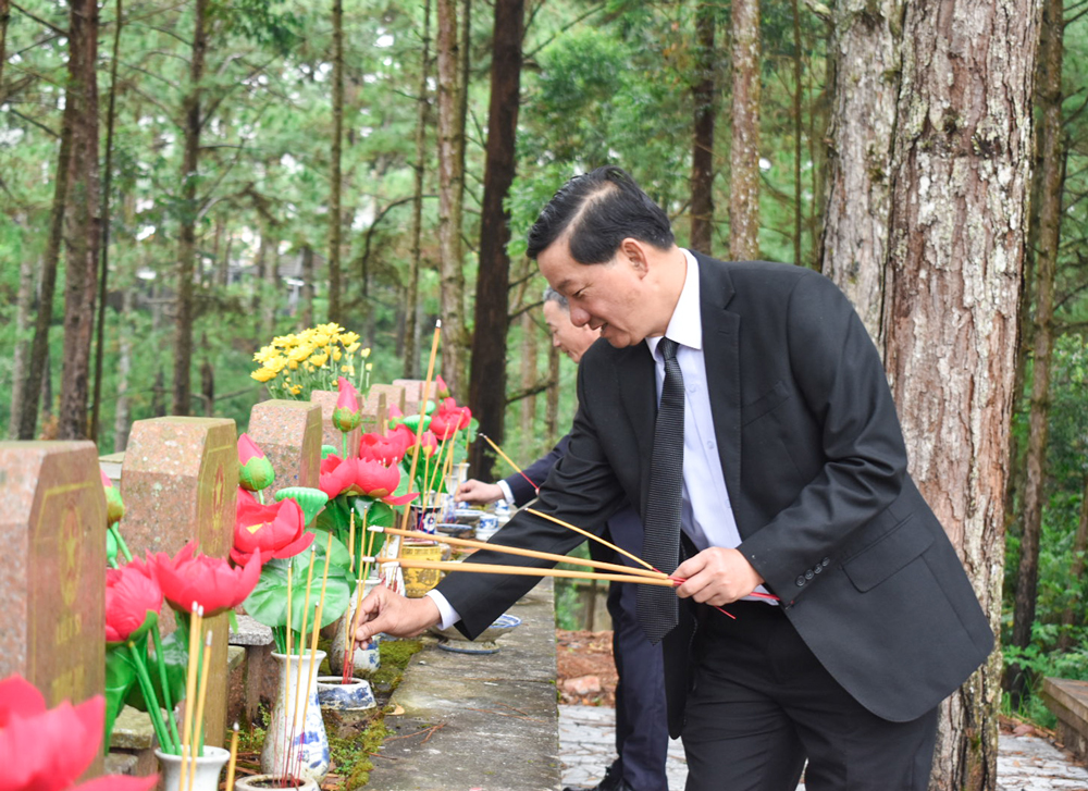 Ủy viên Ban Chấp hành Trung ương Đảng, Bí thư Tỉnh uỷ, Chủ tịch HĐND tỉnh Trần Đức Quận thắp hương các phần mộ liệt sĩ
