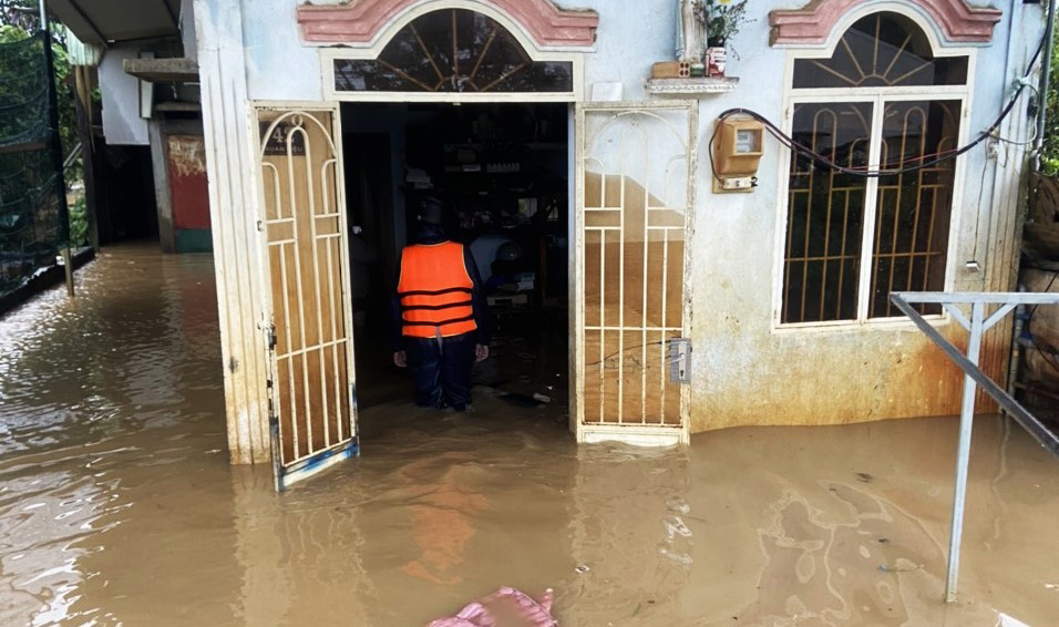 Nhà người dân tại thôn Tân Ninh (xã Lộc Châu) bị ngập sâu trong nước