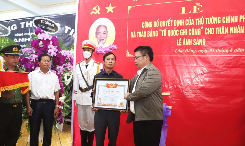 Đồng chí Nguyễn Ngọc Phúc trao tằng Tổ quốc ghi công cho thân nhân gia đình liệt sĩ Lê Ánh Sáng