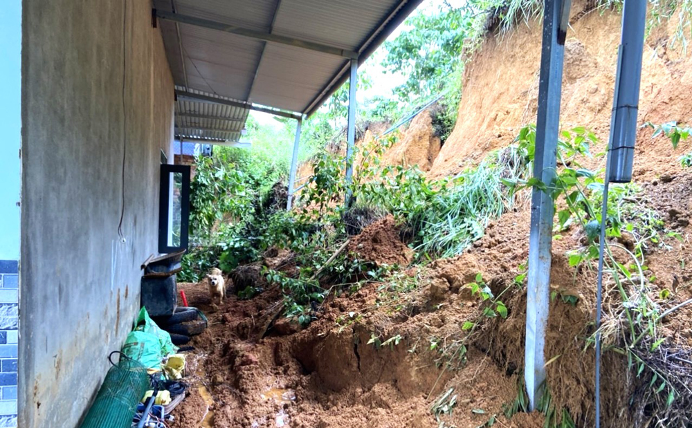 Mưa lớn đã khiến sạt lở đất xảy ra tại nhiều khu vực trên địa bàn xã Lộc Châu gây ảnh hướng đến nhiều hộ dân