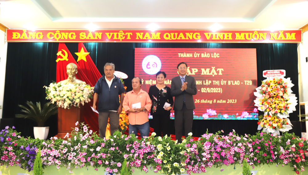 Bà Lưu Thị Thanh An – Trưởng Ban liên lạc T29, nguyên Bí thư Thị ủy B’Lao phát biểu tại buổi lễ