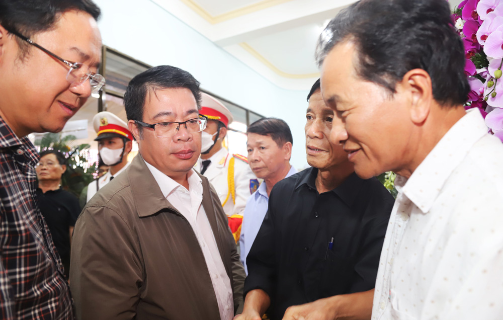 Phó Chủ tịch UBND tỉnh Lâm Đồng Nguyễn Ngọc Phúc ân cần thăm hỏi, động viên thân nhân gia đình liệt sĩ Lê Ánh Sáng