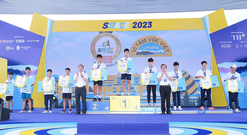 Trao giải cho các VĐV đạt thứ hạng cao tại S-Race 2023