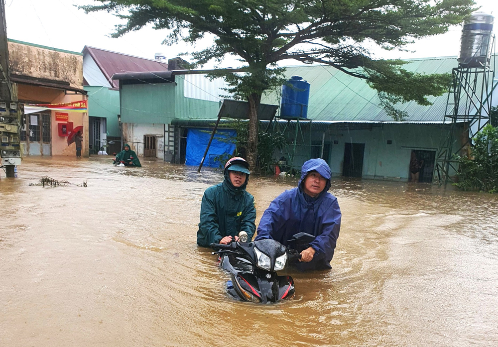 Người dân dọc theo khu vực suối Tân Hà (phường Lộc Tiến) bị ngập sâu