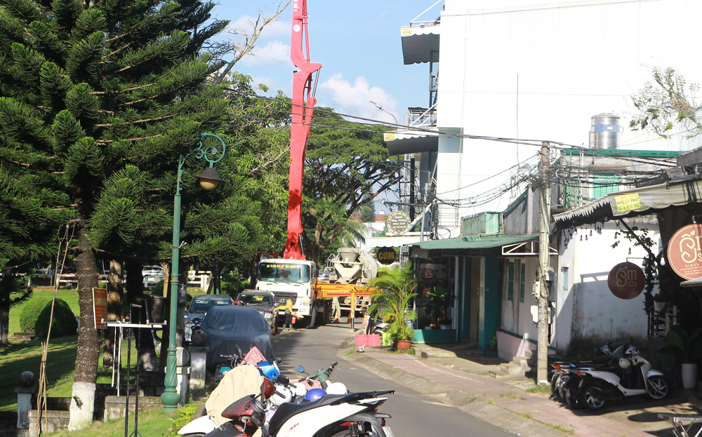 Bảo Lộc: Người dân, phương tiện khó di chuyển do xe đổ bê tông “án ngữ”