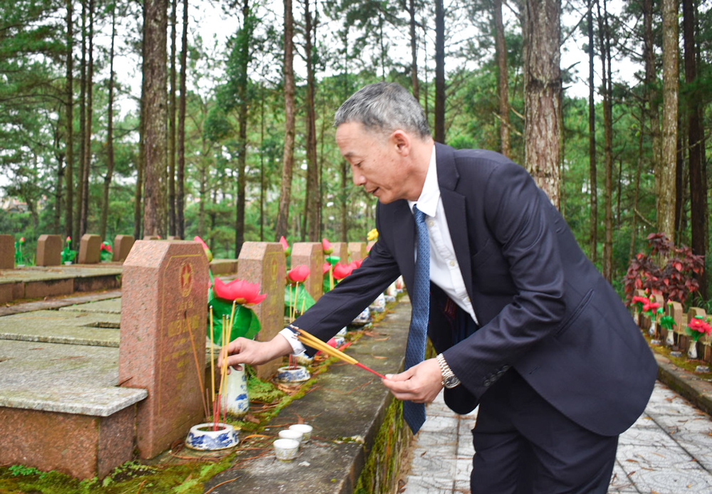 Phó Bí thư Tỉnh uỷ, Chủ tịch UBND tỉnh Trần Văn Hiệp thành kính thắp hương các phần mộ liệt sĩ 