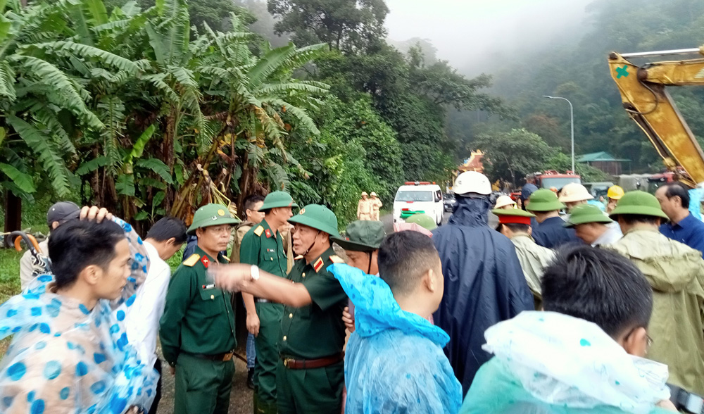 Thiếu tướng Phạm Văn Tỵ và Đại tá Nguyễn Bình Sơn tham gia chỉ đạo cứu hộ, cứu nạn tại khu vực sạt lở trên đèo Bảo Lộc (ảnh Bộ CHQS tỉnh cung cấp)
