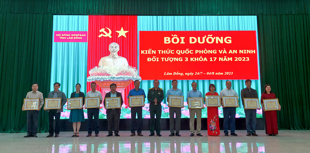 Đại tá Vy Thanh Minh – Phó Chỉ huy trưởng, Tham mưu trưởng Bộ CHQS tỉnh trao giấy khen cho các học viên đạt kết quả cao trong lớp bồi dưỡng