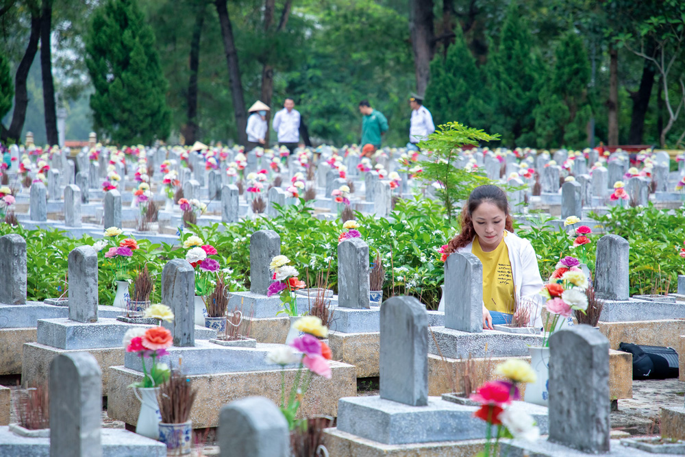Bên những phần mộ ở Nghĩa trang liệt sĩ Trường Sơn