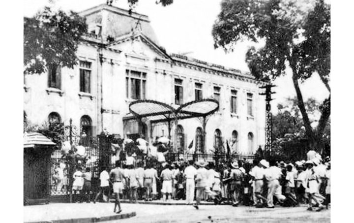 Quần chúng cách mạng và tự vệ chiến đấu Hà Nội chiếm Phủ Khâm sai (Bắc Bộ phủ), ngày 19-8-1945