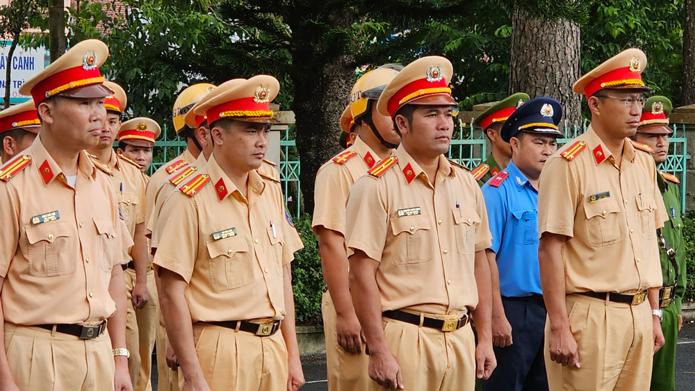 Đợt này, lực lượng CSGT cũng phối hợp chặt chẽ với Sở Giao thông vận tải và các đơn vị liên quan tổ chức kiểm tra, xử lý “xe dù, bến cóc”, “xe trá hình tuyến cố định”