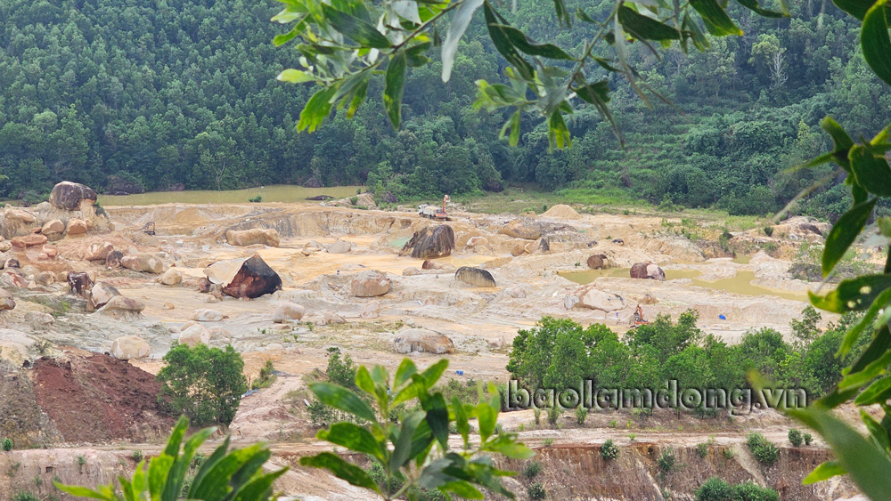 Một góc hầm khai thác cát lậu tại xã Lộc Tân, huyện Bảo Lâm chụp ngày 22/7