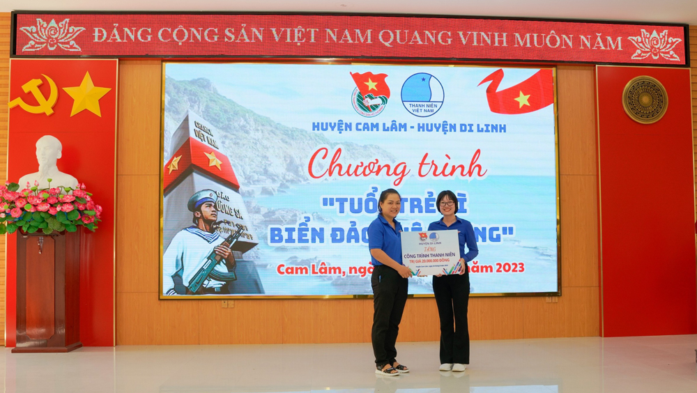 Chị Lê Thị Đào Loan – Bí thư Huyện đoàn Di Linh trao số tiền 20 triệu đồng để Huyện đoàn Cam Lâm thực hiện công trình thanh niên