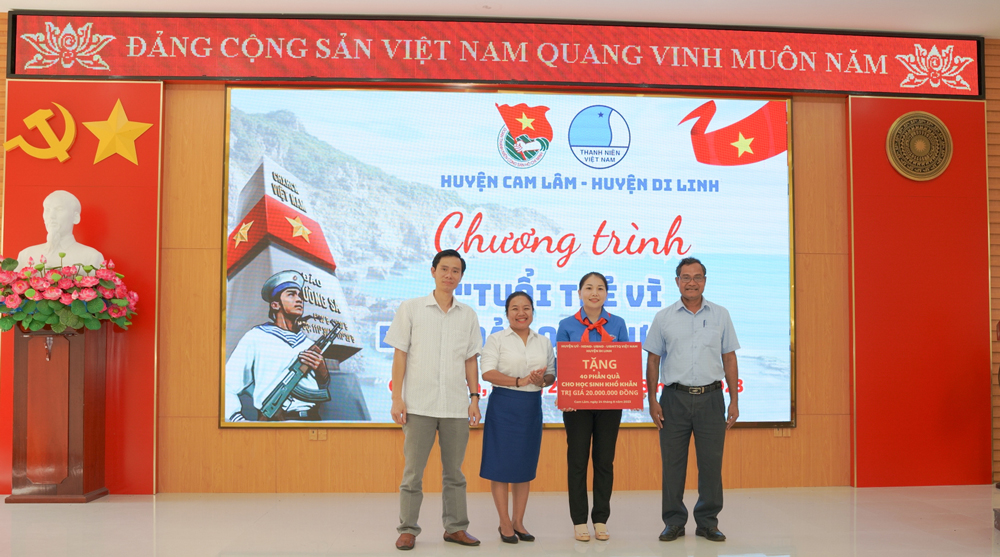 Trao 40 suất học bổng cho các em học sinh có hoàn cảnh khó khăn ở huyện Cam Lâm, trị giá 20 triệu đồng