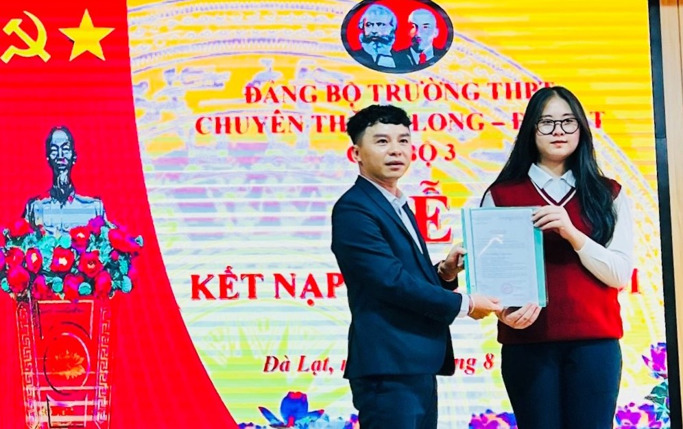 Em  Nguyễn Thị Thu Thảo vinh dự được đứng vào hàng ngũ của Đảng với nhiều nỗ lực vượt trội