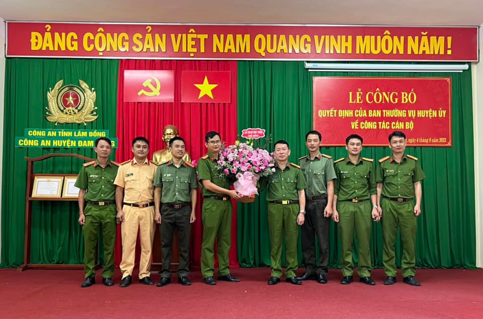 Các Chi bộ trực thuộc Đảng ủy chúc mừng Thượng tá Nguyễn Song Hào giữ chức vụ Bí thư Đảng ủy Công an huyện Đam Rông, nhiệm kỳ 2020 – 2025