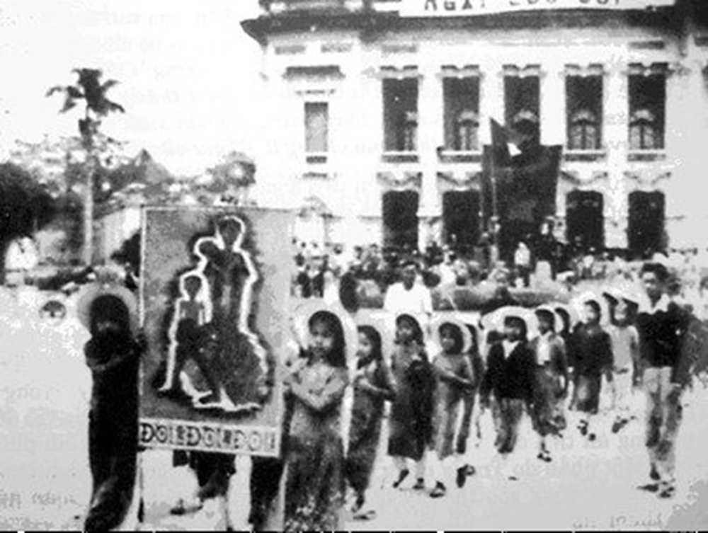 Lễ phát động Ngày cứu đói tại Nhà hát lớn Hà Nội do Chính phủ Việt Nam Dân chủ Cộng hòa phát động. Nguồn ảnh: Báo Tuổi trẻ