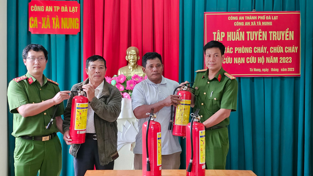 Đà Lạt: Tặng 50 bình chữa cháy cho người dân khó khăn xã Tà Nung