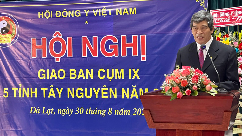 Lương y Nguyễn Ngữ -Chủ tịch Hội Đông y Gia Lai, cụm trưởng cụm thi đua số IX phát biểu khai mạc hội nghị