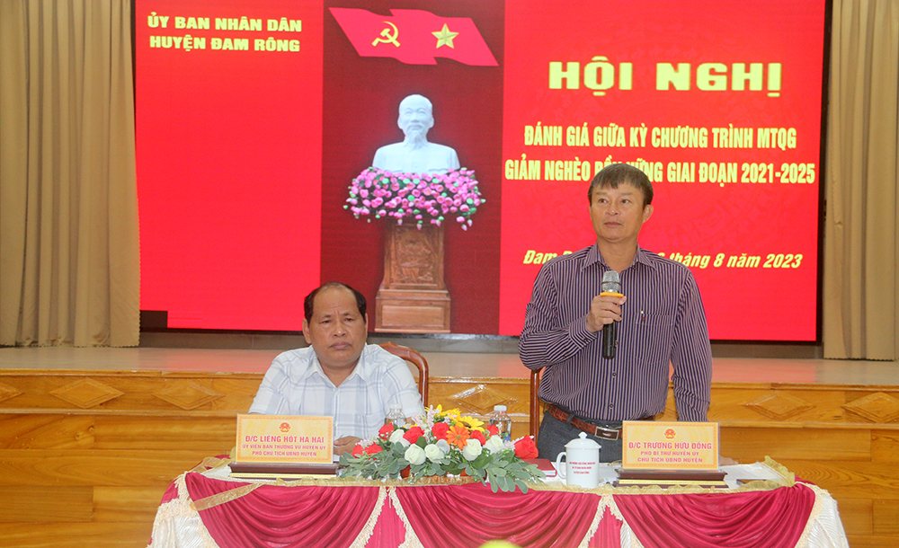 Ông Trương Hữu Đồng – Chủ tịch UBND huyện và ông Liêng Hót Ha Hai – Phó Chủ tịch UBND huyện điều hành hội nghị