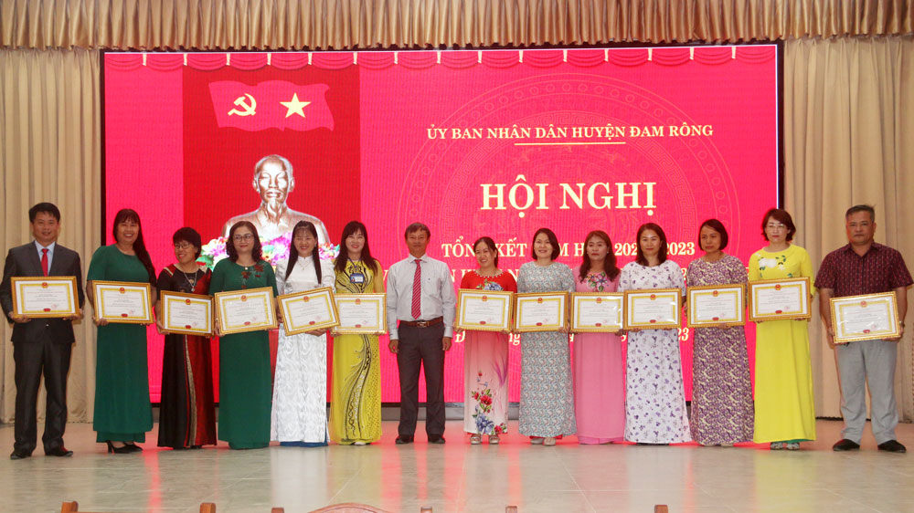 Đồng chí Trương Hữu Đồng - Chủ tịch UBND huyện trao tặng danh hiệu, giấy khen cho tập thể, cá nhân xuất sắc