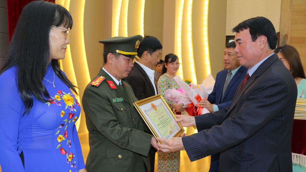 Đồng chí Bùi Thắng - Ủy viên Ban Thường vụ, Trưởng ban Tuyên giáo Tỉnh ủy, Phó Trưởng ban Thường trực Ban Chỉ đạo 35 tỉnh và đồng chí Phạm S - Phó Chủ tịch UBND tỉnh, Phó Trưởng Ban Chỉ đạo 35 tỉnh trao tặng hoa và bằng khen của Chủ tịch UBND tỉnh cho các cá nhân