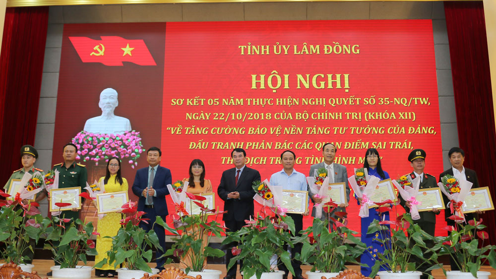 Đồng chí Bùi Thắng - Ủy viên Ban Thường vụ, Trưởng ban Tuyên giáo Tỉnh ủy, Phó Trưởng ban Thường trực Ban Chỉ đạo 35 tỉnh và đồng chí Phạm S - Phó Chủ tịch UBND tỉnh, Phó Trưởng Ban Chỉ đạo 35 tỉnh trao tặng hoa và bằng khen của Chủ tịch UBND tỉnh cho các cá nhân