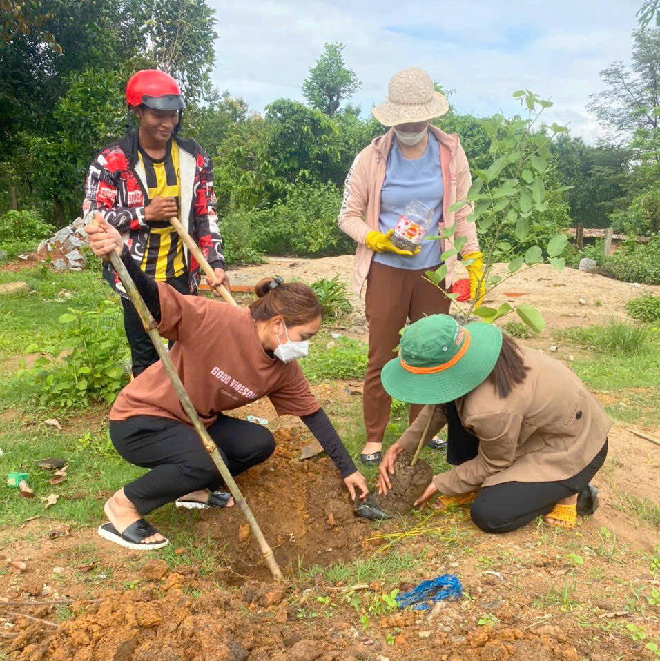 Bà con nhân dân xã Đạ Long (huyện Đam Rông) tham gia mô hình dân vận “Ngày thứ 7 cùng nhân dân xây dựng Nông thôn mới”