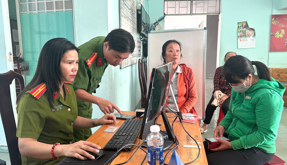 Công an thị trấn Thạnh Mỹ, huyện Đơn Dương kích hoạt mã định danh điện tử cho người dân
