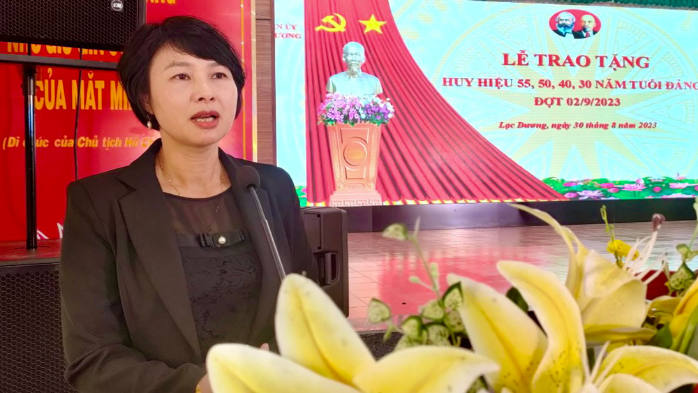 Đồng chí Phạm Thị Phúc - Ủy viên Ban Thường vụ, Trưởng Ban Dân vận Tỉnh ủy phát biểu tại lễ trao Huy hiệu Đảng
