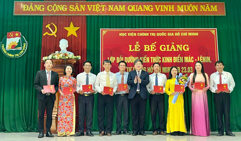 PGS. TS Nguyễn Duy Bắc - Phó Giám đốc Thường trực Học viện Chính trị Quốc gia Hồ Chí Minh trao chứng chỉ cho các học viên