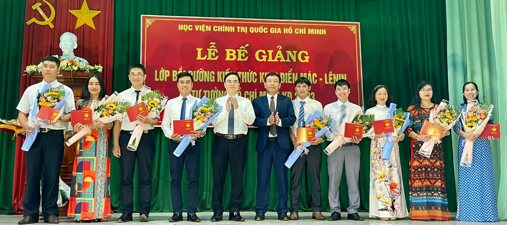 Đồng chí Bùi Thắng - Ủy viên Ban Thường vụ, Trưởng Ban Tuyên giáo Tỉnh ủy Lâm Đồng trao chứng chỉ cho các học viên