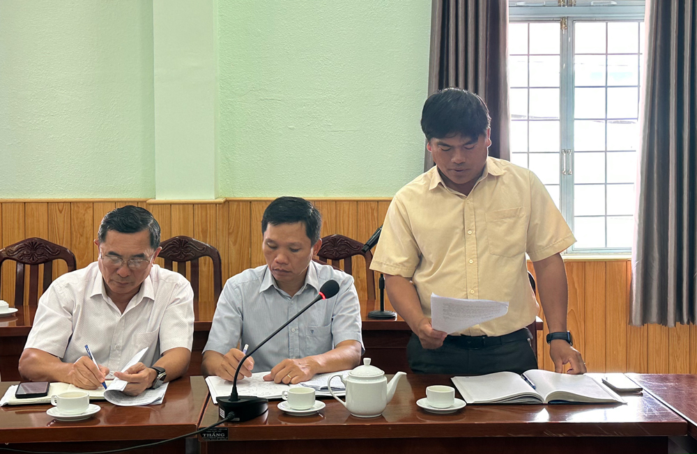 Phó chủ tịch UBND huyện Đơn Dương Nguyễn Đình Tịnh nêu lên các khó khăn, vướng mắc mà huyện còn gặp phải