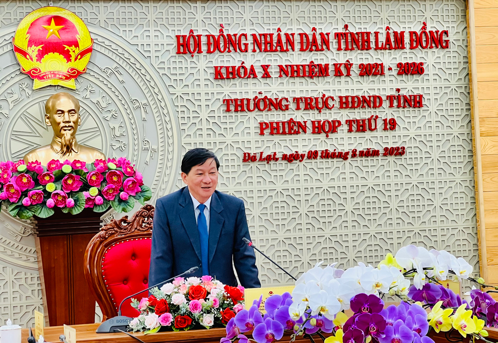 Đồng chí  Trần Đức Quận – Bí thư Tỉnh uỷ, Chủ tịch HĐND tỉnh điều hành phiên họp thứ 19