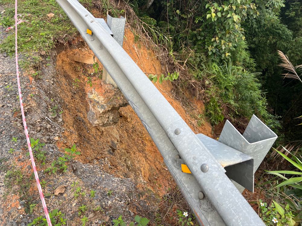 Một đoạn đường đèo Chuối sạt lở taluy âm tiềm ẩn nguy cơ gây mất an toàn giao thông rất cần được nâng cấp sửa chữa sớm nhất