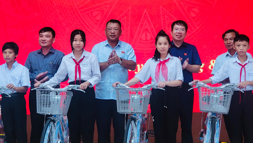 Đoàn ĐBQH tỉnh Lâm Đồng, lãnh đạo địa phương và nhà tài trợ tặng xe đạp cho các em học sinh có hoàn cảnh khó khăn 