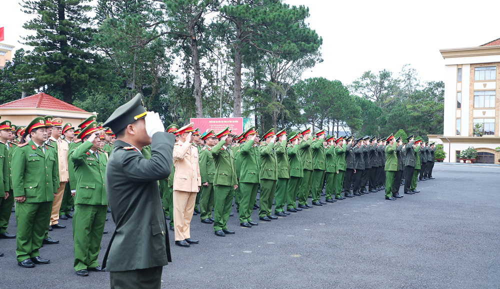 Quang cảnh buổi lễ phát động phong trào thi đua đặc biệt học tập tấm gương 3 cán bộ Phòng CSGT Công an tỉnh đã anh dũng hy sinh