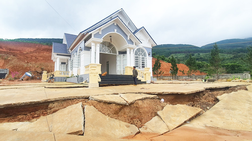 Tình trạng sụn lún, sạt trượt đất làm nhà dân nứt toác