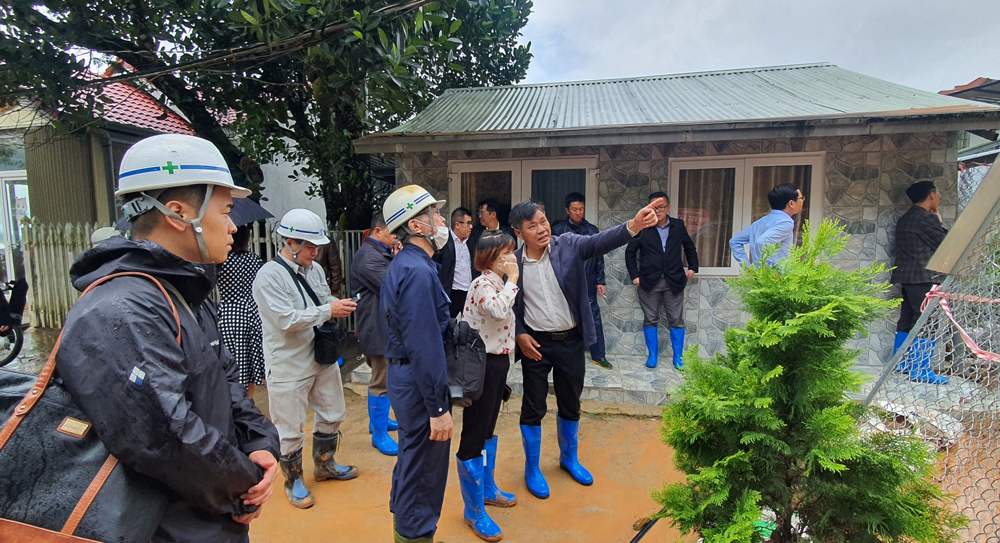 Lãnh đạo UBND TP Đà Lạt và các chuyên gia địa chất Nhật Bản khảo sát sạt trượt đất tại đường Khe Sanh