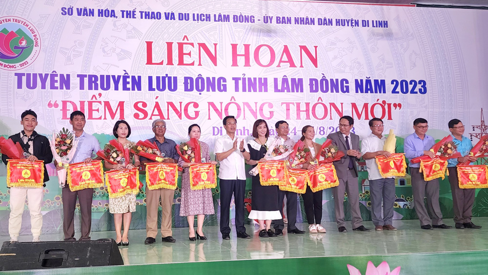 Lãnh đạo huyện Di Linh tặng cờ lưu niệm cho đội thi của các huyện, thành trong tỉnh