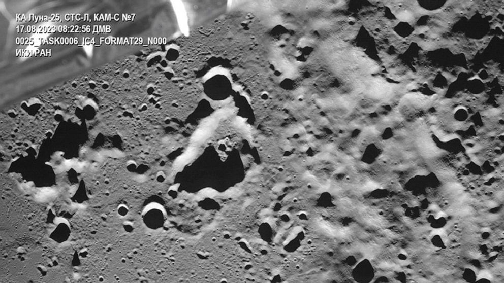 Bức ảnh này do Tập đoàn Vũ trụ Nhà nước Nga Roscosmos công bố hôm 17/8, cho thấy hình ảnh của khu vực cực nam Mặt trăng do tàu vũ trụ Luna-25 chụp được. Mô-đun đổ bộ của Luna-25 sau đó đã gặp sự cố khi tắt động cơ vào ngày 20/8