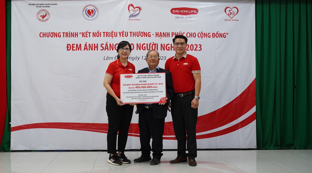 Đại diện Ban Giám đốc Dai-ichi Life Việt Nam trao biểu trưng số tiền tài trợ 400 triệu đồng tài cho Hội Bảo trợ Bệnh nhân nghèo TP Hồ Chí Minh 
