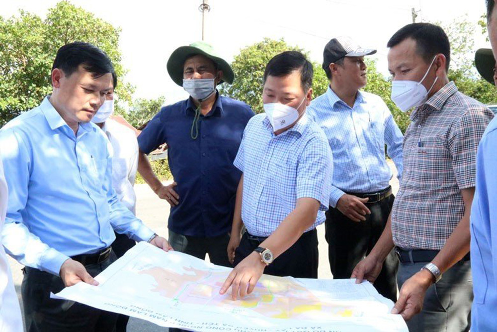 Đoàn khảo sát thực địa tại xã Đạ Lây - nơi dự kiến quy hoạch Khu công nghiệp 
Nam Lâm Đồng